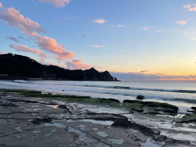大きな岩も傷つきながら海岸まで流れつく。終着点でありただ存在する場にふさわしいく、かつ黎明を思わせる夜明け前の海岸の写真