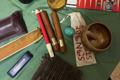 おもちゃの楽器や古いリコーダー、なんだかわからない木と鉄でできた楽器などが無造作に並べられていて、隅っこの方にフリージャズから急にテクノサウンドに移行した坂田明が率いるwha-ha-haのレコードが置いてある写真