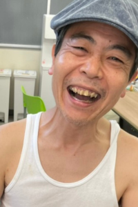 会長 宮﨑達郎が小学校から麻雀をしていたが、50歳を超えて初めて役満をあがって満面の笑みを浮かべている様子の写真