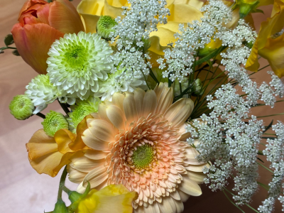 ロゴをイメージさせる緑やオレンジの花の写真